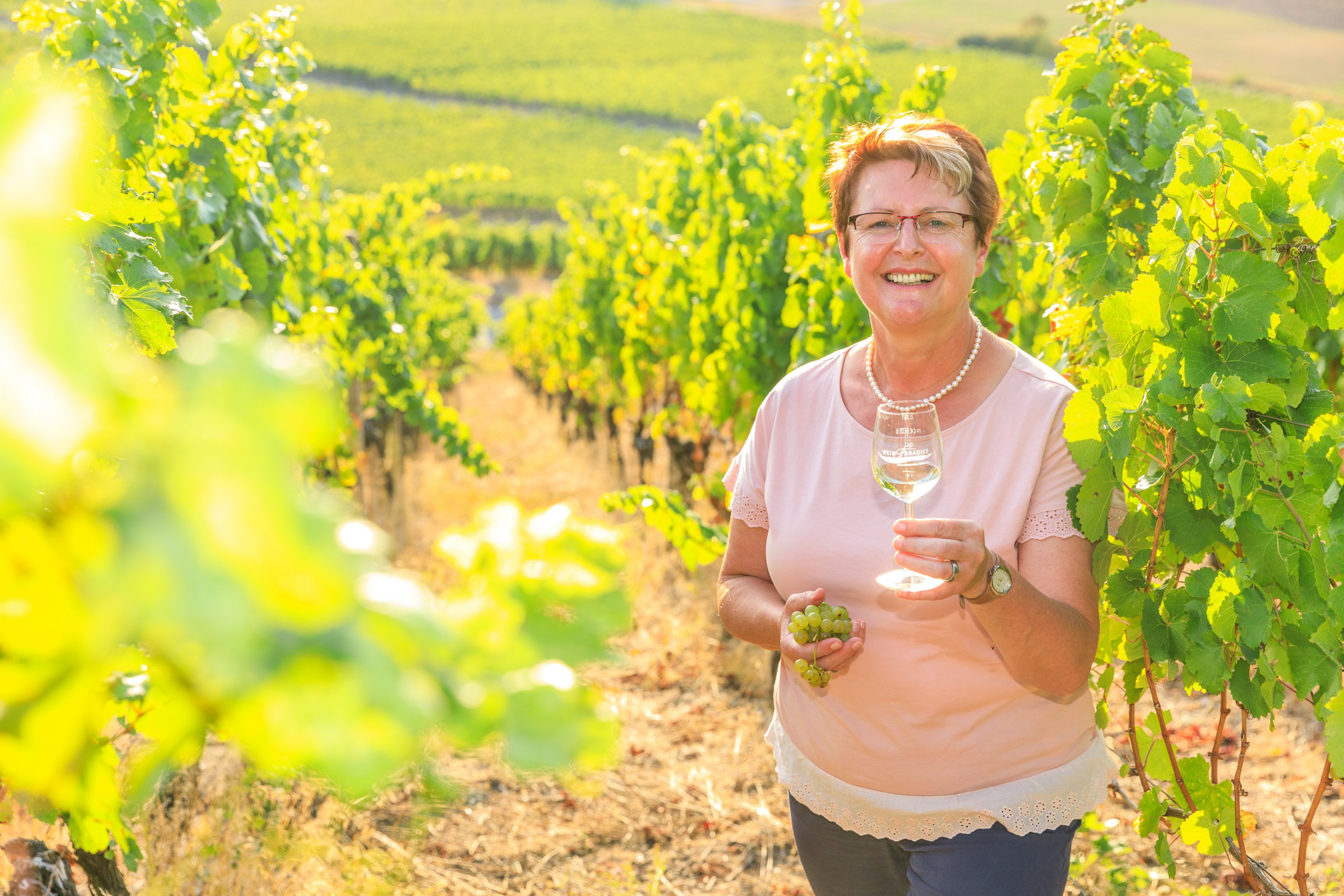 Claudia Mennel im Weinberg