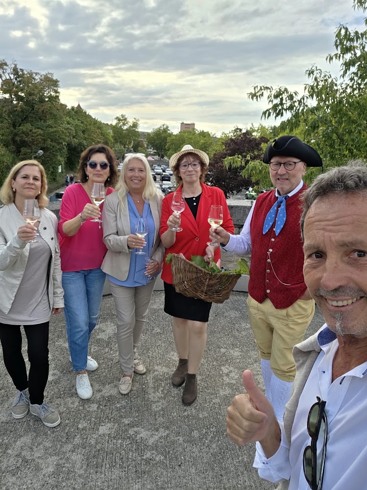 Gäste beim Weingenuss mit Gästeführer Sam