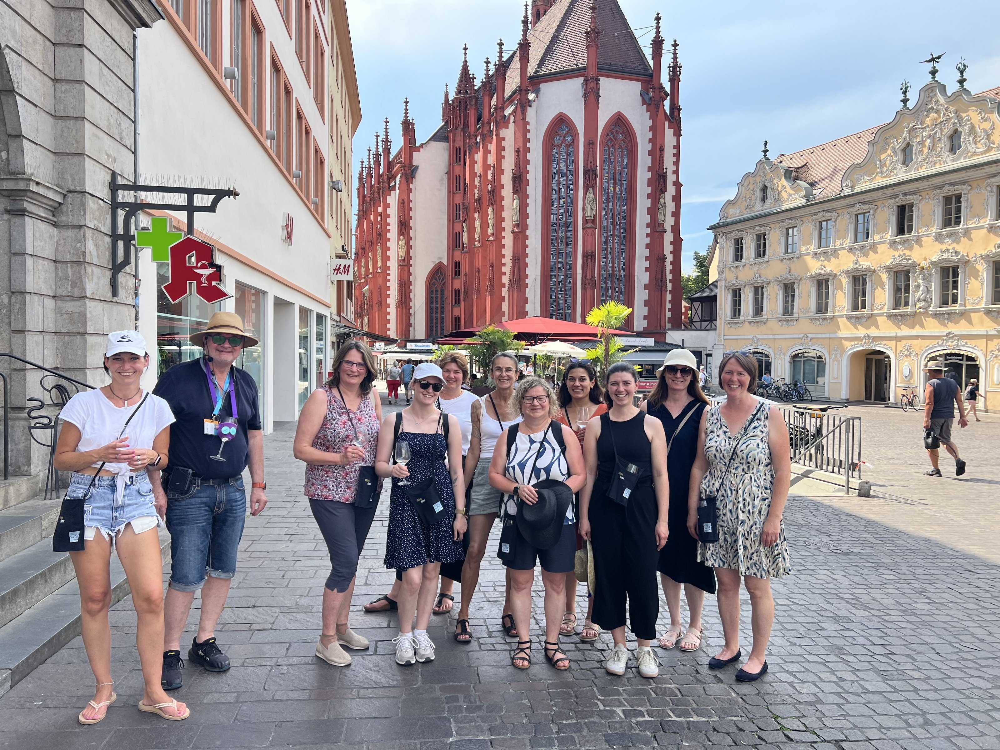 Gästegruppe Marktplatz vor der Marienkapelle