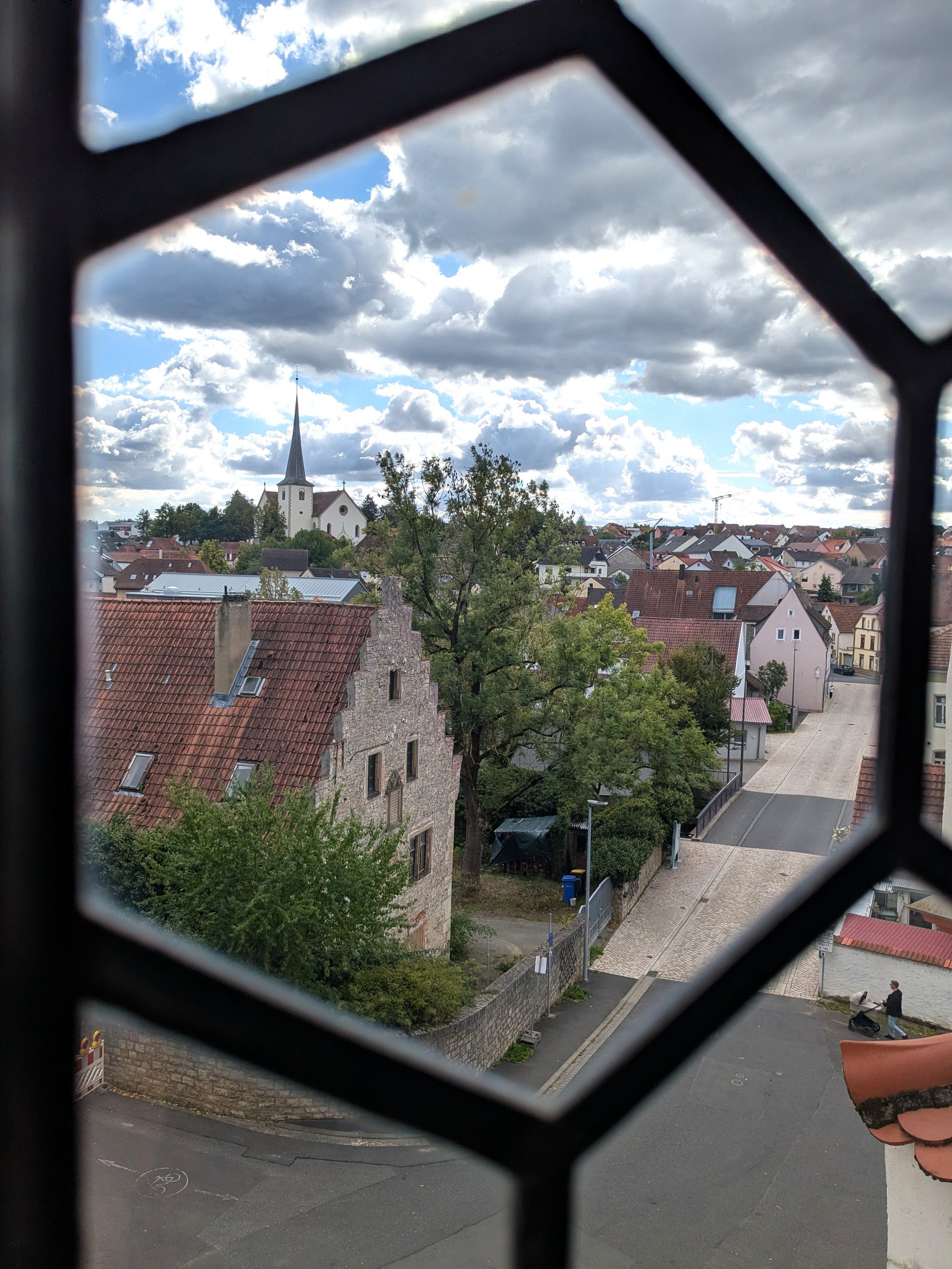 Blick auf die Pfarrkirche durch eine Butzenscheibe