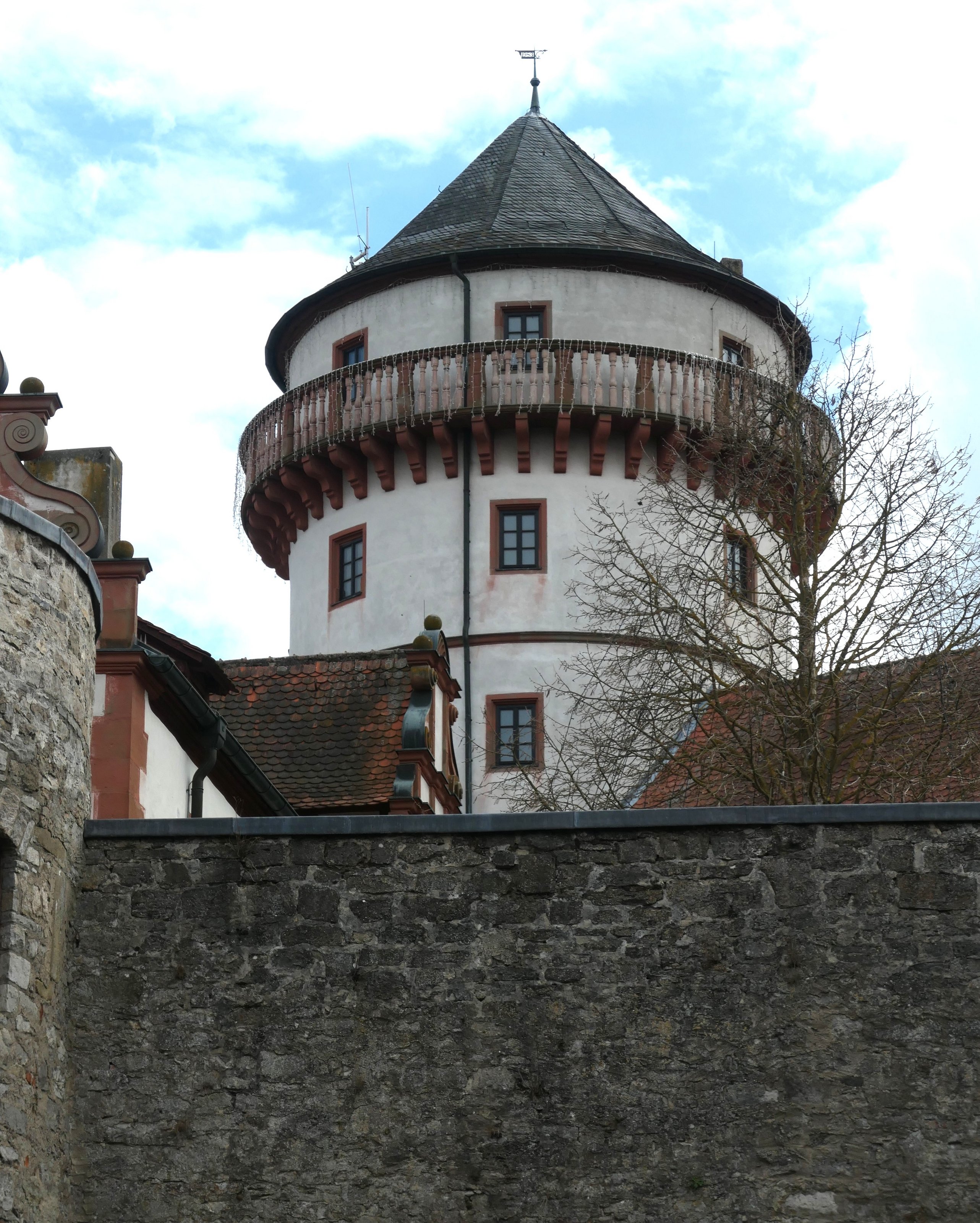 Blick auf den Juliusturm des Grumbachschlosses