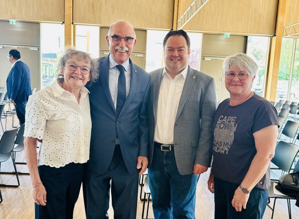 Gruppenbild der Gästeführer mit Artur Steinmann AD bei der Wahl der neuen Weinbaupräsidentin Barbara Becker