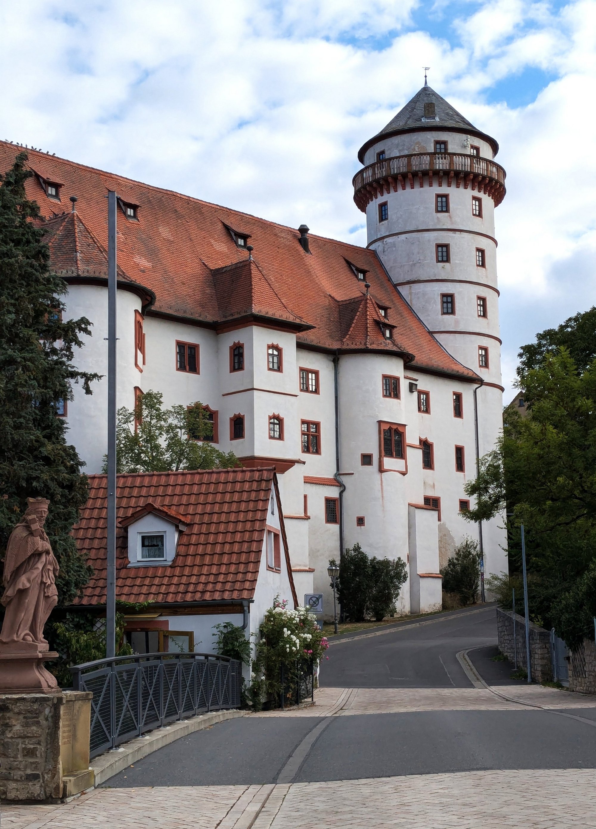 Blick auf das Schloss Grumbach von der Hofstraße aus