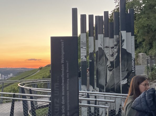 Stele Literaturbalkon am Abend
