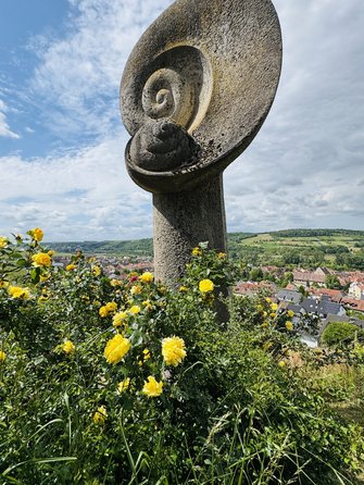Auf dem Bild ist das Flurdenkmal Schnecke in den Weinbergen von Sommerhausen zu sehen. 