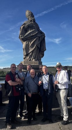 Gruppe vor Heiligenfigur auf der Alten Mainbrücke