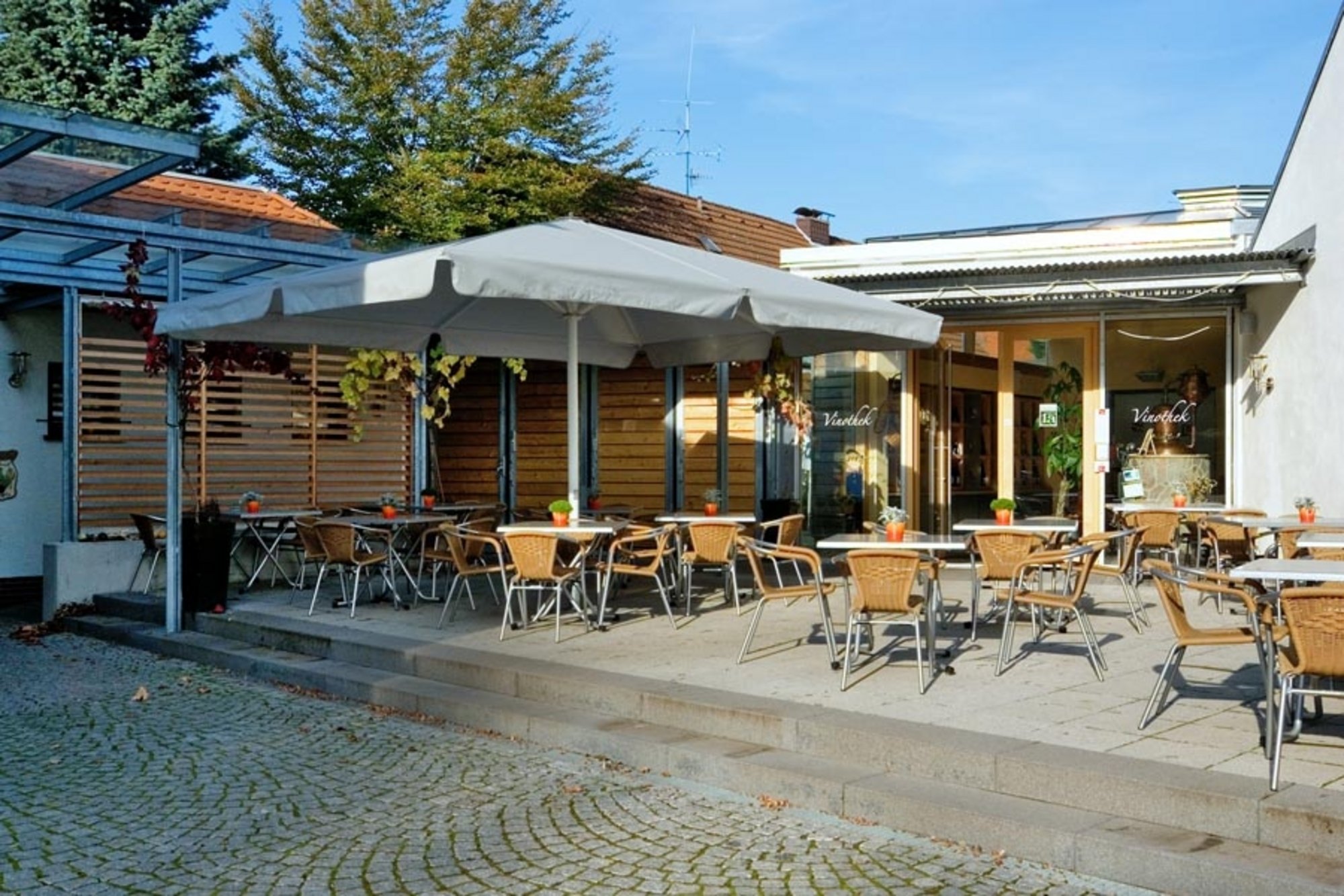 Terrasse mit Sonnenschirmen und Sitzgelegenheiten