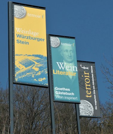 Fahnen terroir f Literaturbalkon