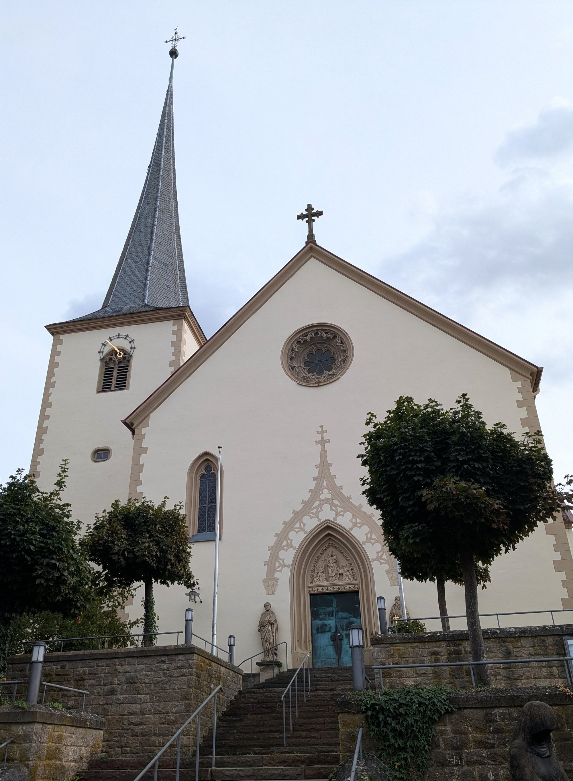 Blick auf die Kirche St. Peter und Paul