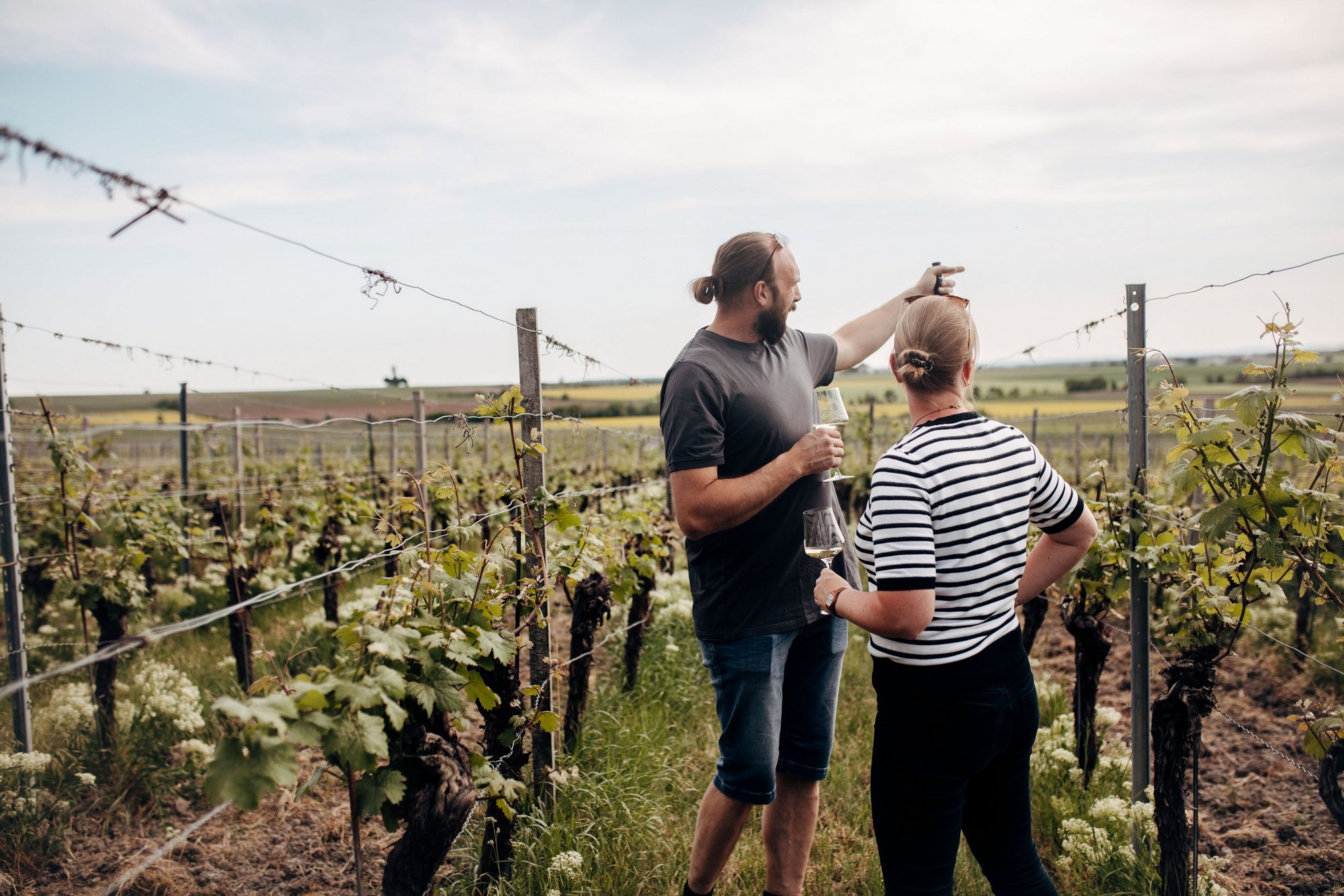 2 Winzer im Weinberg