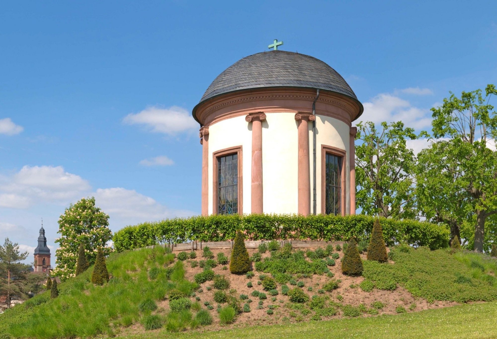 Rundbaupavillion am Mittag 