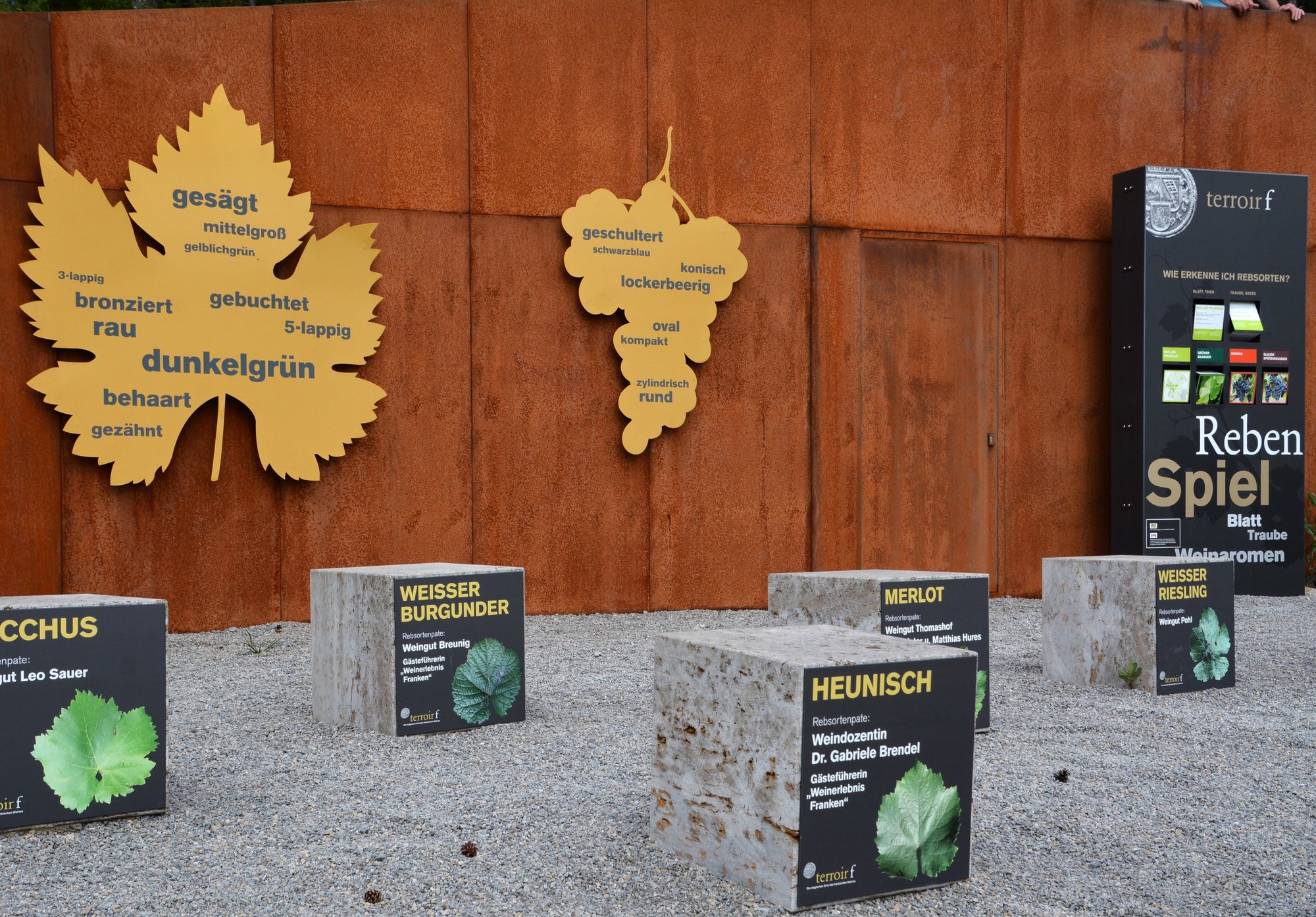 Auf dem Bild ist eine Ansicht vom terroir f-Aussichtspunkt in Eibelstadt zu sehen. 