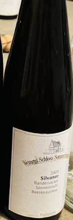Es ist eine kleine Flasche 2005 Silvaner Beerenauslese vom Weingut Schloss Sommerhausen zu sehen.