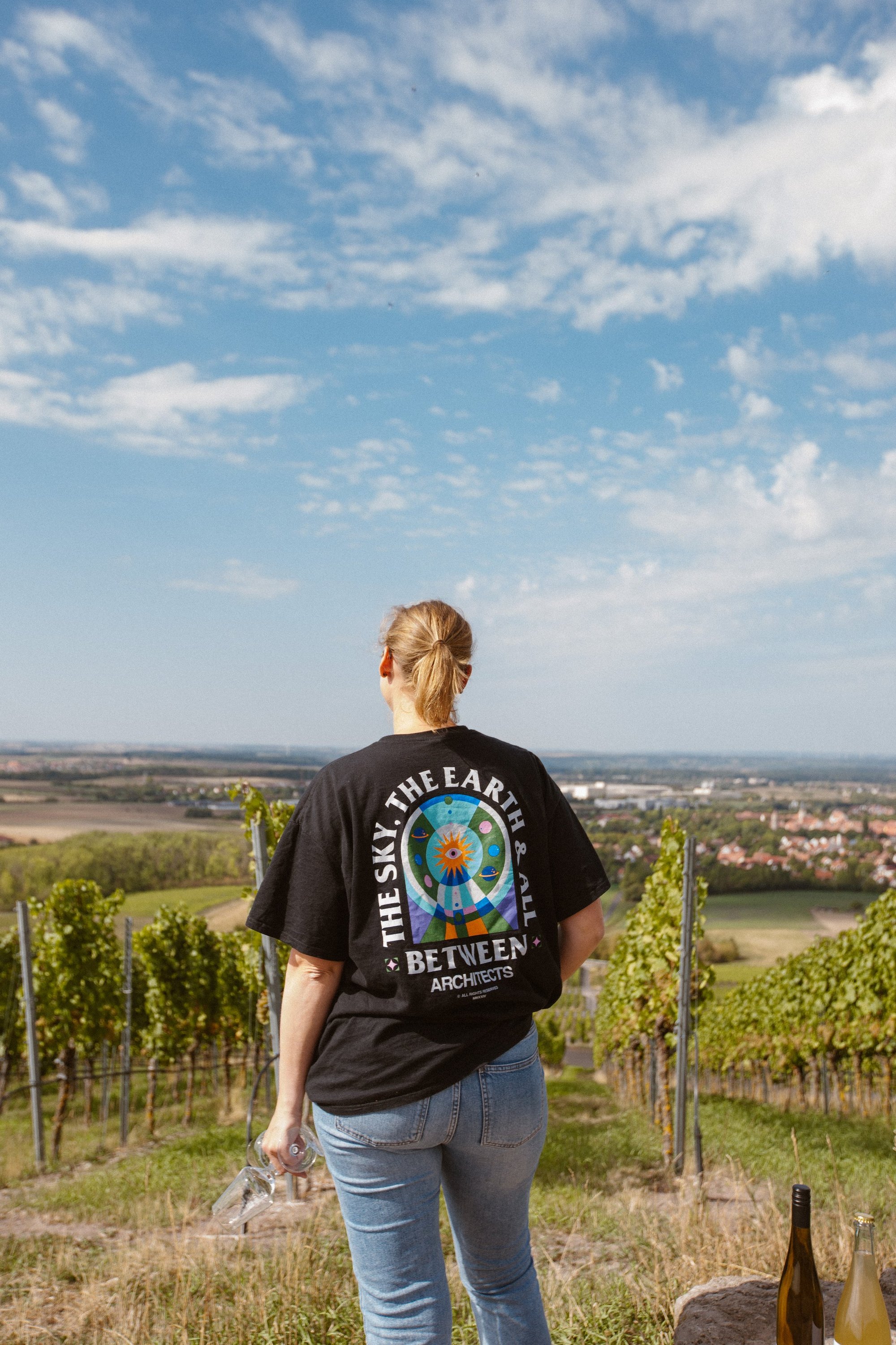 Frau Ausblick ins Fränkische Weinland