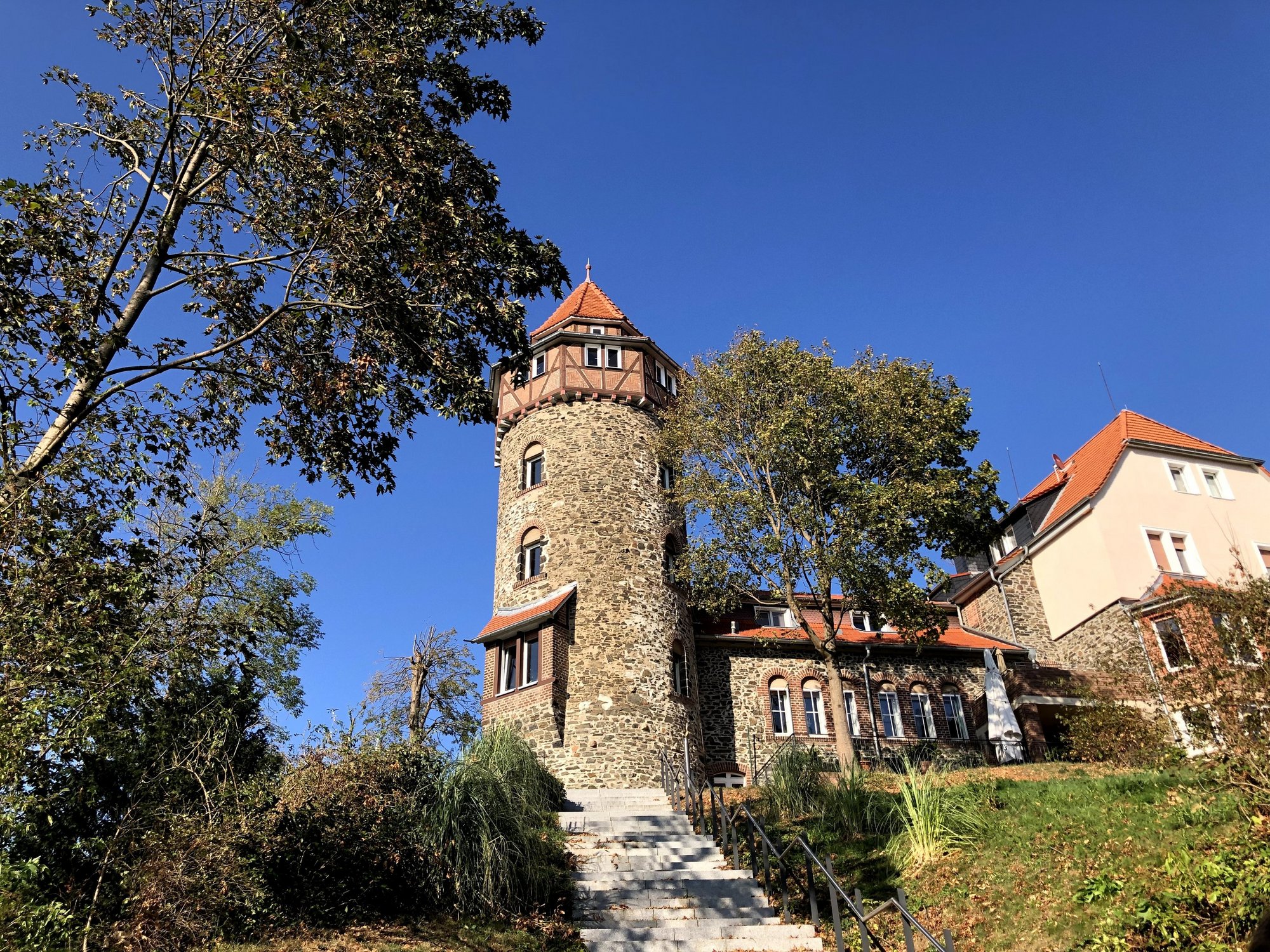 Hier sieht man einen Turm einer alten Villa in Alzenau.