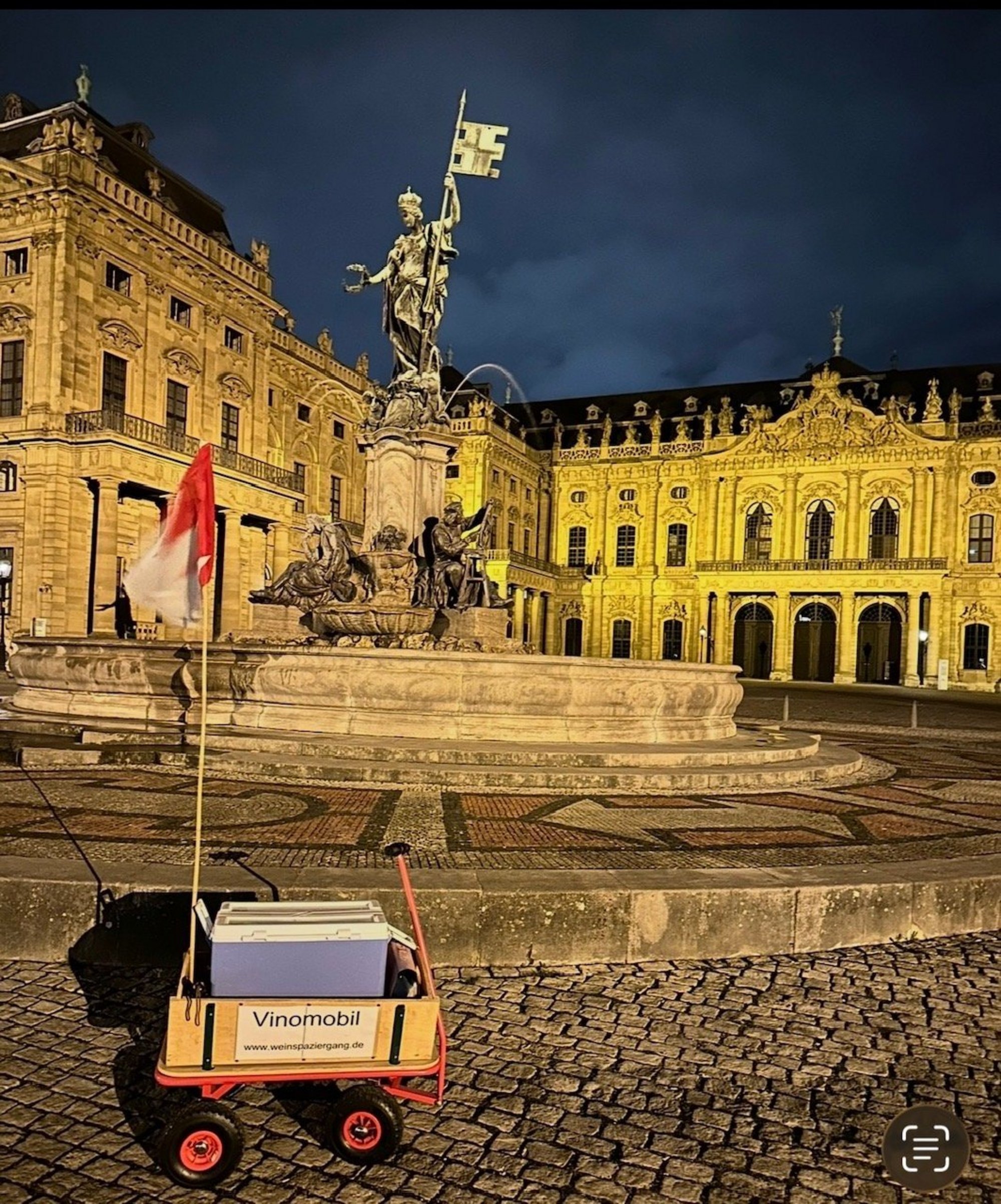Das Vinomobil (ein Bollerwagen) vor der Würzburger Residenz.