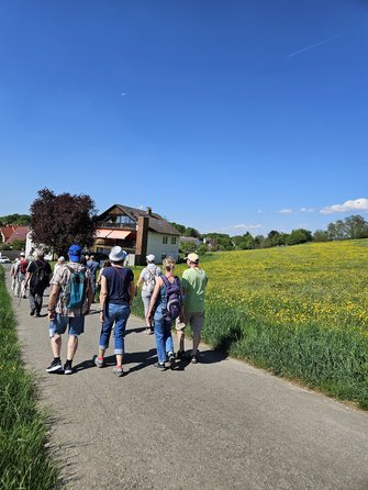 Wandergruppe auf einem Feldweg.