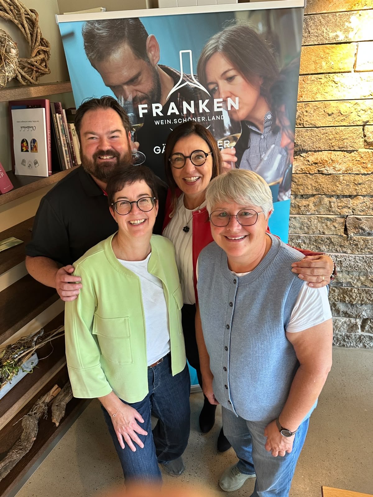 Auf dem Bild sind Weinbaupräsidentin Barbara Becker und die Vereinsvorsitzenden Dr. Markus Frankl, Barbara Baumann und Martina Reiss zu sehen. 